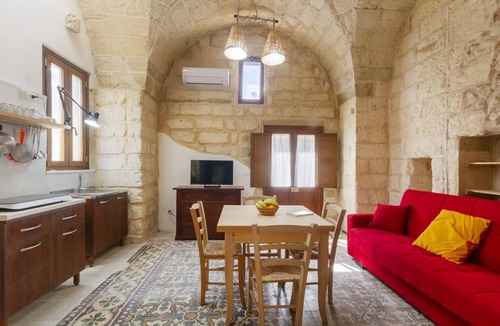 Cannole Apartment | A comfortable, open-plan apartment for two, featuring typical and charming stone architecture, located in Cannole, a quiet village in the heart of Salento. It sits in a courtyard just steps from the town center and Granafei Castle. It's within easy reach