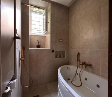 Tuscolano Apartment | A Dolce Casa Romana Lux Jacuzzi Metro A 2 min