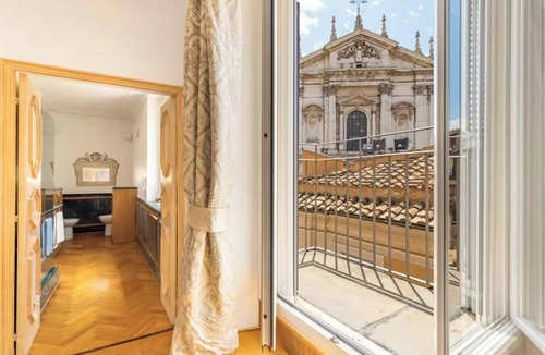 Rome City Centre Apartment | A REFINED HARMONY OF ROMAN CHARACTER JUST 5 MINS FROM PANTHEON & TREVI OUNTAIN
