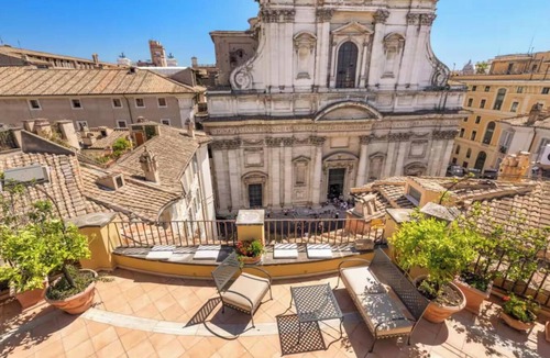 Rome City Centre Apartment | A REFINED HARMONY OF ROMAN CHARACTER JUST 5 MINS FROM PANTHEON & TREVI OUNTAIN