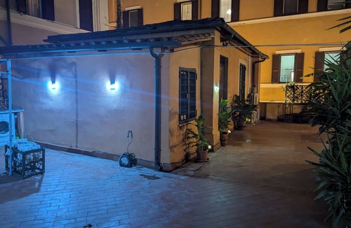 Rione IV Campo Marzio House | A small detached house with a terrace on the second floor - in the heart of Rome