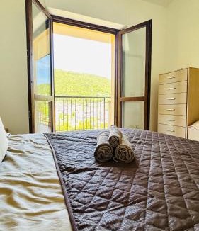 Fiuggi Apartment | Accogliente Appartamento con Balcone Panoramico Fino a 3 Persone, Vicino al Centro Storico