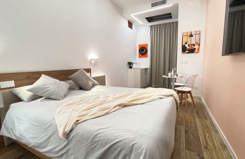 Mola di Bari House | Accommodation of Heroes - Independent ground floor suite with private entrance