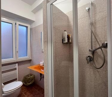 Ciampino House | Adriatic Room 50 m dalla stazione Ferroviaria di Ciampino e dalla navetta aeroportuale