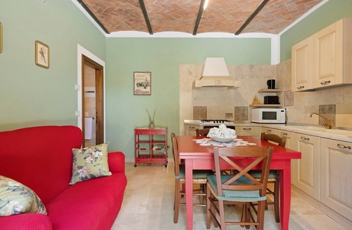 Foiano della Chiana Apartment | Agriturismo Santa Luce – 'Lavanda' Apartment with Shared Pool, Private Garden and Wi-Fi