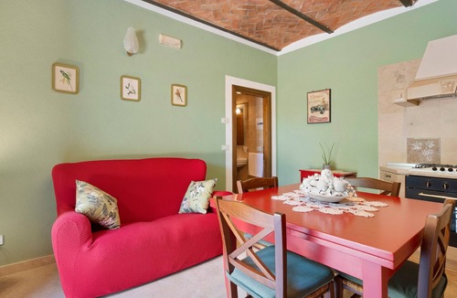 Foiano della Chiana Apartment | Agriturismo Santa Luce – 'Lavanda' Apartment with Shared Pool, Private Garden and Wi-Fi