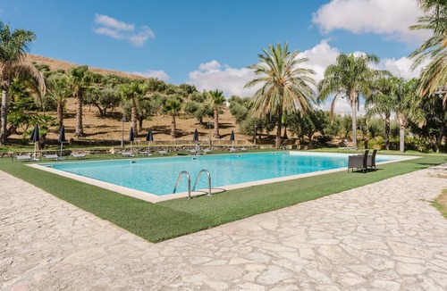 Monreale Apartment | Agriturismo Ponte Calatrasi Room 'Quadruple 1' with shared pool, Wi-Fi and air conditioning