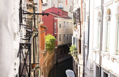 San Polo Apartment | Ai Sansoni – Elegant Venetian Apartment with Canal View