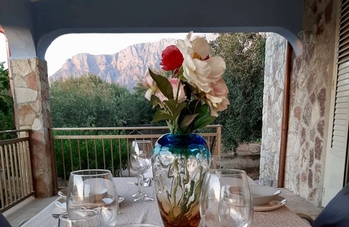 Terrasini Villa | Air-conditioned villa surrounded by greenery near the sea that can accommodate up to 8 people