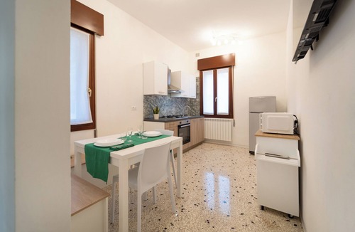 Mestre Apartment | Al Pettirosso: 15 min to Venice, 2 Double Bedrooms, Free Private Parking