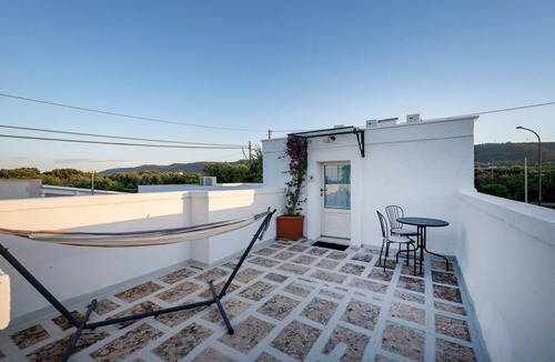 L'Assunta Apartment | Alloro Double Room in Elegant Villa near Beaches and Countryside