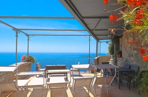 Vico Equense Ski Chalet | AMORE RENTALS - Villa Vanessa with Private Pool and Sea View