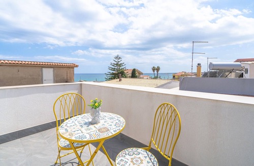 Avola Apartment | Apartment 'A Due Passi Dal Mare' with Sea View, Shared Pool and Wi-Fi