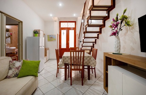 Molfetta Apartment | Apartment 'All'angolo' with Wi-Fi and Air Conditioning
