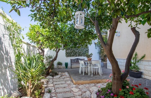 Montalbano Apartment | Apartment Araucaria Guest House with Shared Garden & Wi-Fi