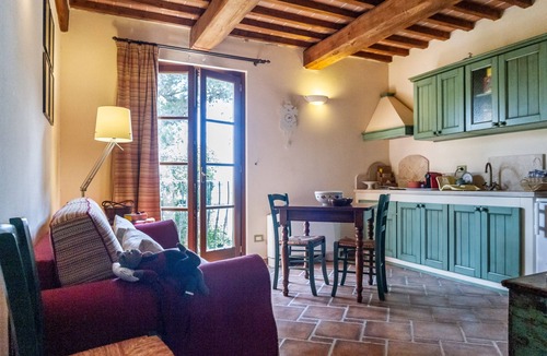 Campiglia Marittima Apartment | Apartment 'Borgo La Contessa - Caterina' with Shared Pool, Wi-Fi and Air Conditioning