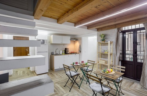 Corso dei Mille - Sant'Erasmo Apartment | Apartment "Calypso Il Binario Apartment" with Private Balconies, Wi-Fi & A/C