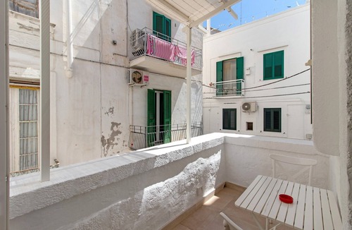 Monopoli Apartment | Apartment 'Carrubo' with Private Terrace, Wi-Fi and Air Conditioning