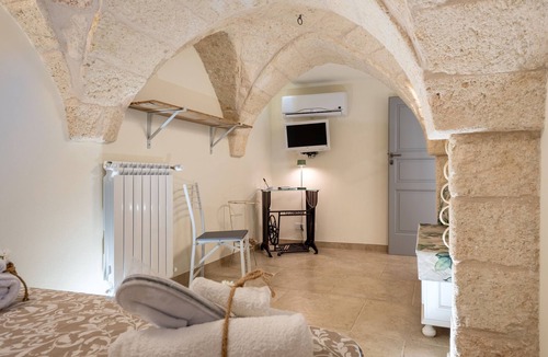 Pezze di Greco Apartment | Apartment 'Casa In Stile' with Private Terrace, Wi-Fi and Air Conditioning