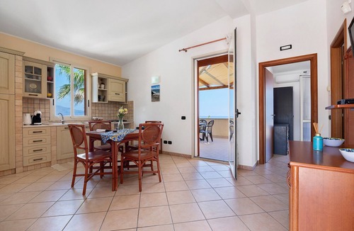 Partinico Apartment | Apartment 'Casa Onda Azzurra' with Sea View, Wi-Fi and Air Conditioning