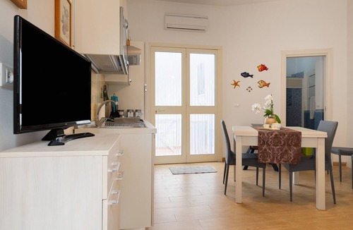 Torre Ovo Apartment | Apartment 'Casa Vacanza Torre Ovo' with Private Terrace, Wi-Fi and Air Conditioning