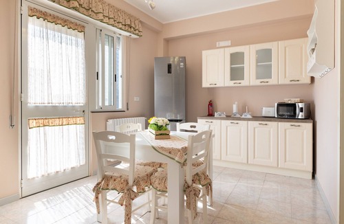 Pulsano Apartment | Apartment 'Casa Vacanze Francesco' with Balcony, Wi-Fi and Air Conditioning