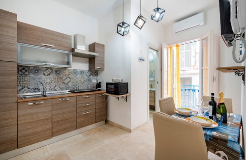 Mola di Bari Apartment | Apartment 'Dimora Don Gabriele' with Balcony and Air Conditioning