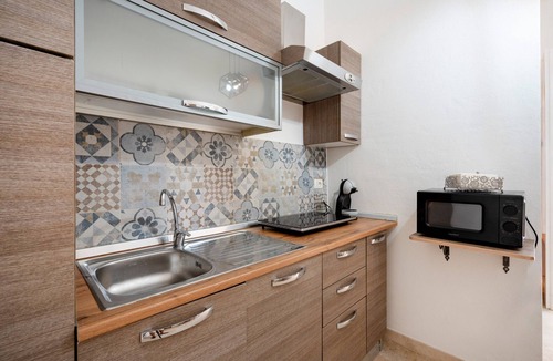 Mola di Bari Apartment | Apartment 'Dimora Don Gabriele' with Balcony and Air Conditioning