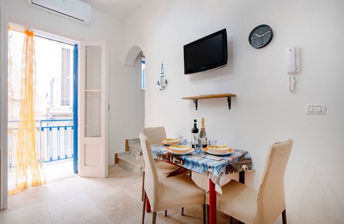 Mola di Bari Apartment | Apartment 'Dimora Don Gabriele' with Balcony and Air Conditioning