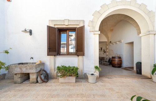 Melendugno Apartment | Apartment 'Dimora Di Marco - Albero Della Vita' with Shared Terrace, Shared Garden and Wi-Fi