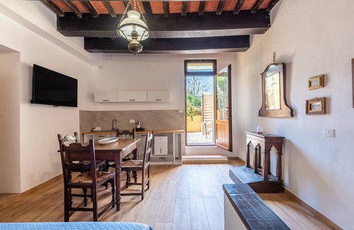 Vescovado Apartment | Apartment 'Edera - Antiche Dimore' with Shared Pool, Wi-Fi and Air Conditioning