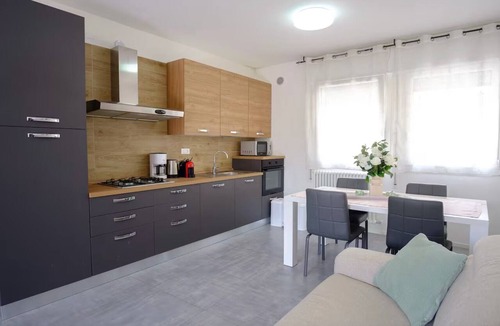Bagnolo Apartment | Apartment 'Flower' with Shared Garden, Wi-Fi and Air Conditioning