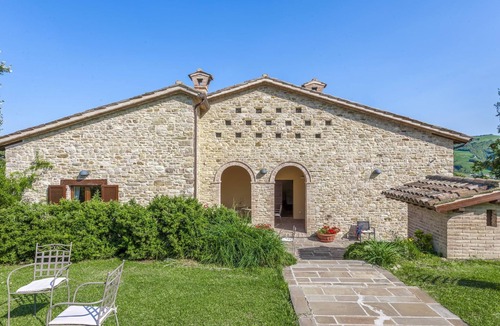 Belforte allʼIsauro House | Apartment in Belforte near Oliva Castle