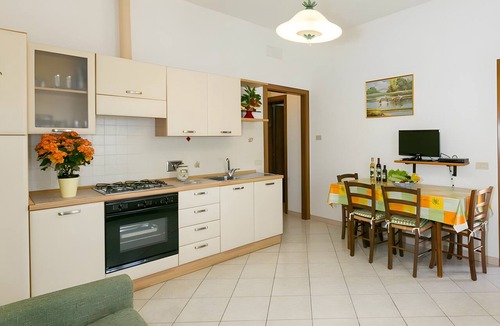 Castellina Marittima Apartment | Apartment 'Agriturismo Case Nuove - Girasole' with Shared Pool, Wi-Fi and Air Conditioning