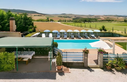 Castellina Marittima Apartment | Apartment 'Agriturismo Case Nuove - Girasole' with Shared Pool, Wi-Fi and Air Conditioning