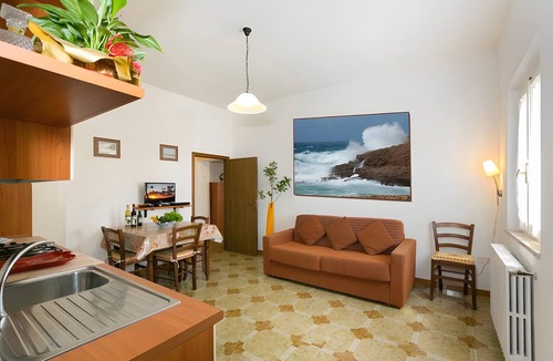 Castellina Marittima Apartment | Apartment 'Agriturismo Case Nuove - Geranio' with Shared Pool, Wi-Fi and Air Conditioning