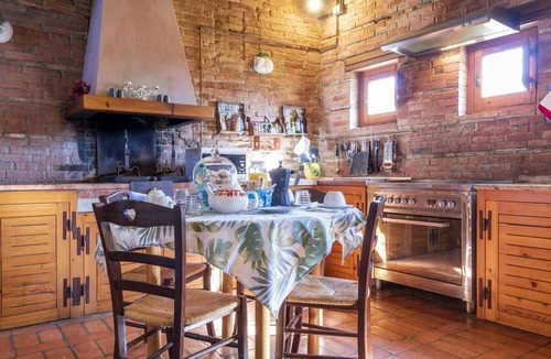 Castiglione del Lago House | Apartment in villa with private pool, hot tub, A/C, WIFI, TV, patio, pets allowed, panoramic view