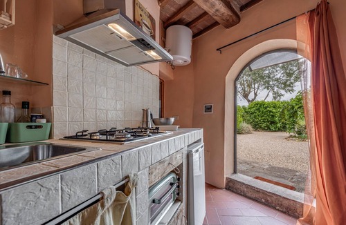 Montelupo Fiorentino Apartment | Apartment 'Depandance Con Giardino' with Shared Garden, Wi-Fi and Air Conditioning