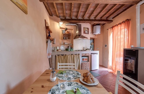 Montelupo Fiorentino Apartment | Apartment 'Depandance Con Giardino' with Shared Garden, Wi-Fi and Air Conditioning