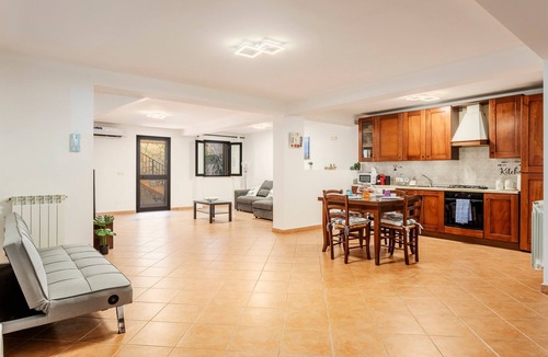 Partanna Apartment | Apartment 'La Casa Di Alina Mondello' with Private Garden, Wi-Fi and Air Conditioning