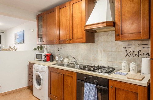 Partanna Apartment | Apartment 'La Casa Di Alina Mondello' with Private Garden, Wi-Fi and Air Conditioning