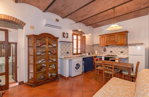 Suvereto Apartment | Apartment 'Leonardo' with Private Terrace, Wi-Fi and Air Conditioning