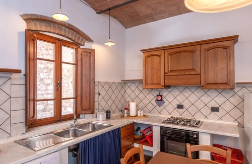 Suvereto Apartment | Apartment 'Leonardo' with Private Terrace, Wi-Fi and Air Conditioning