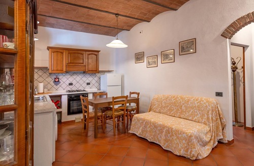 Suvereto Apartment | Apartment 'Leonardo' with Private Terrace, Wi-Fi and Air Conditioning