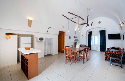 L'Assunta Apartment | Apartment 'Limone' with Shared Pool, Private Terrace and Wi-Fi