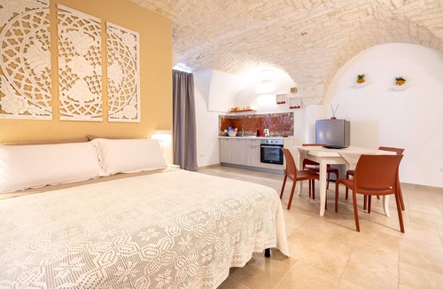 Old Town Cisternino Apartment | Apartment "Loft La Scala Del Borgo" with Wi-Fi and Air Conditioning