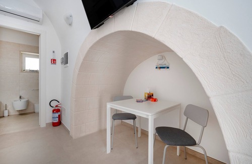 Mola di Bari House | Apartment 'Mare' with Wi-Fi and Air Conditioning