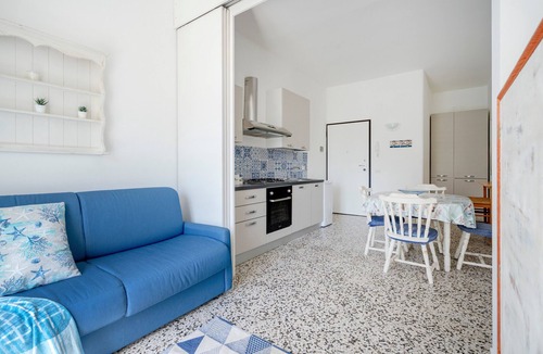 Torre Canne Apartment | Apartment 'Marittima' with Balcony, Wi-Fi and Air Conditioning