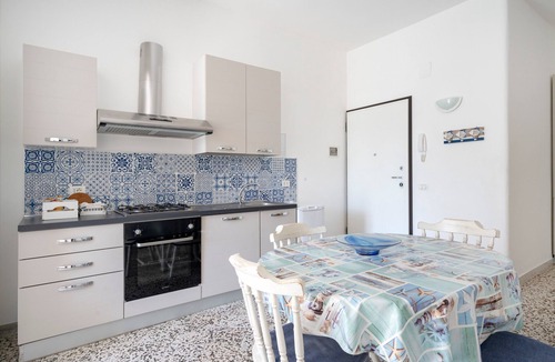 Torre Canne Apartment | Apartment 'Marittima' with Balcony, Wi-Fi and Air Conditioning