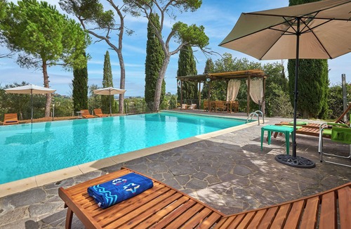 Torrita di Siena Apartment | Apartment on the first floor with a view of the village